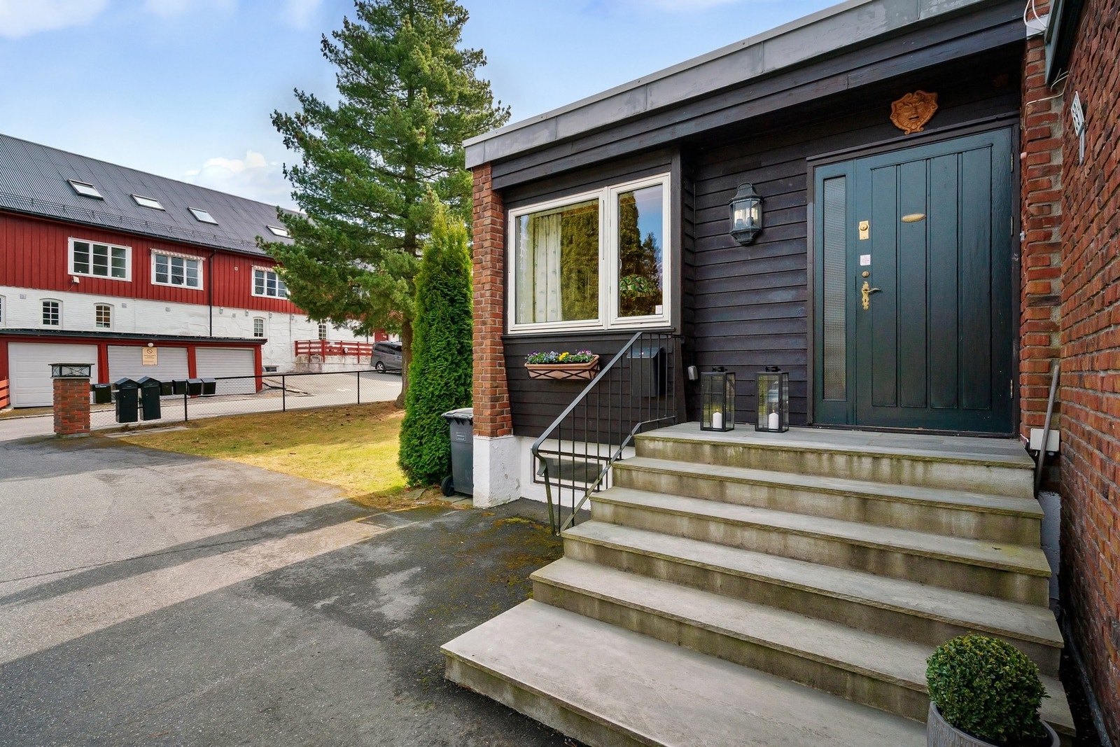 Velkommen! Det benyttes også en utvendig biloppstillingsplass på fellesareal på utsiden av huset Galleribilde