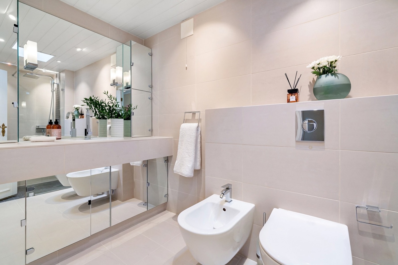 Pent og flislagt baderom i 1. etasje som ble renovert i 2015 Galleribilde