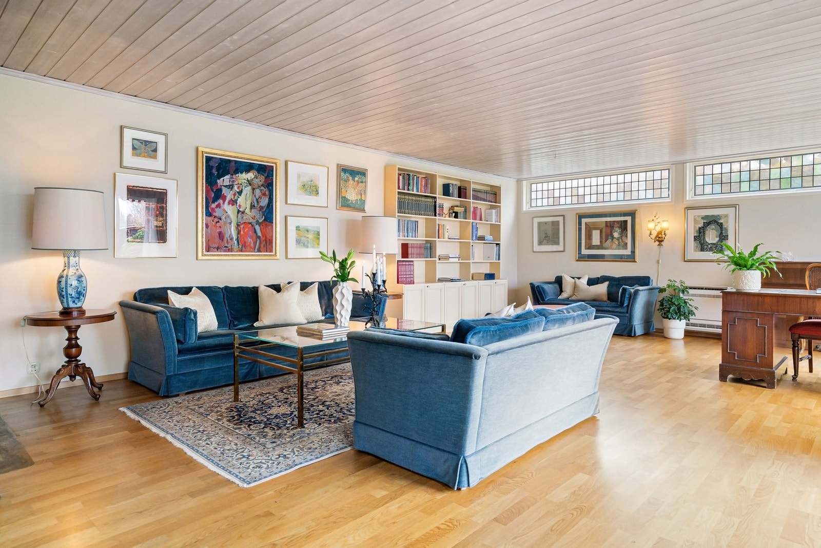 Stuen har vindusflater på to sider som slipper inn godt med dagslys Galleribilde