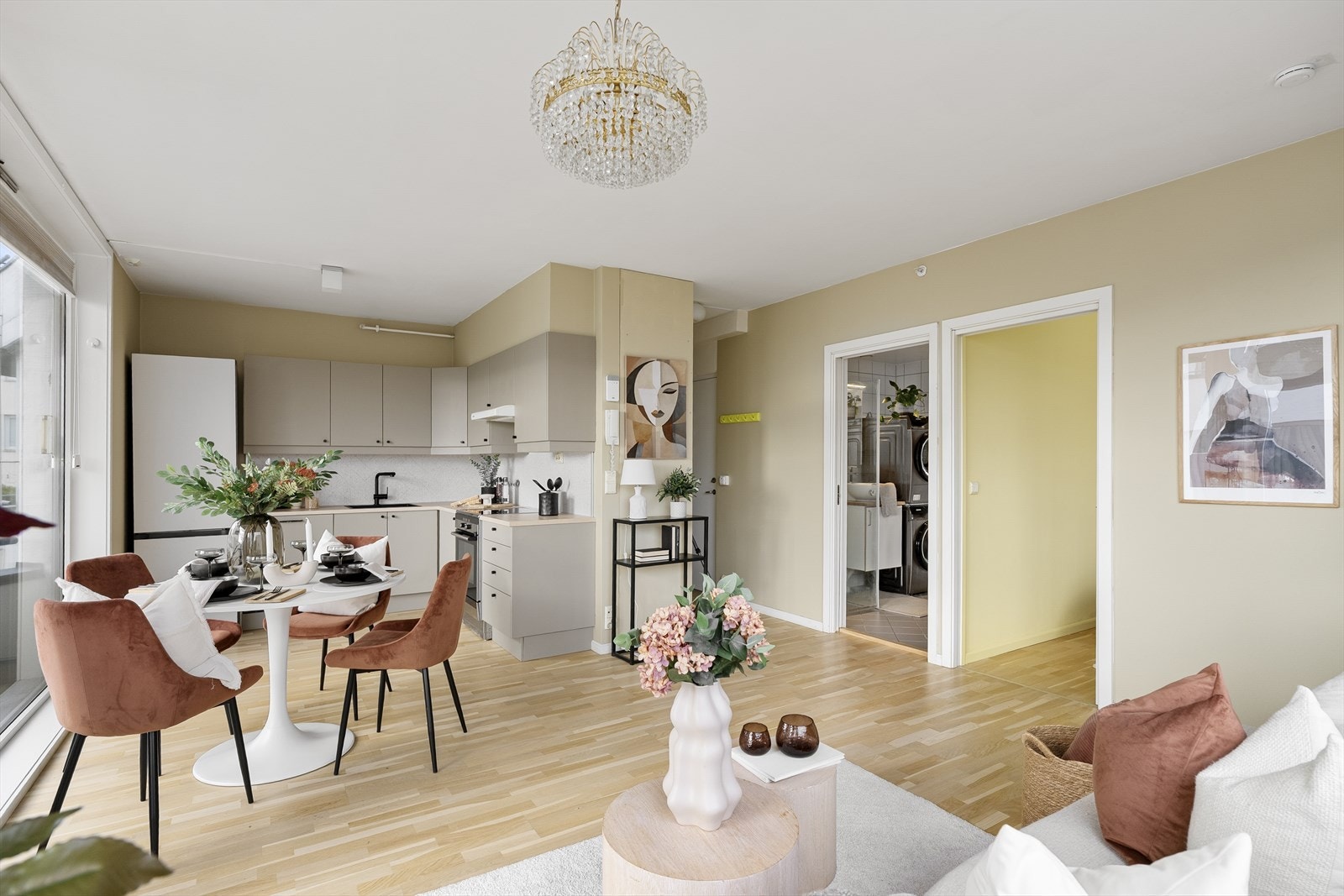 Den sosiale sonen fremstår som boligens naturlige samlingspunkt med stue og kjøkken i åpen og innbydende løsning. Galleribilde