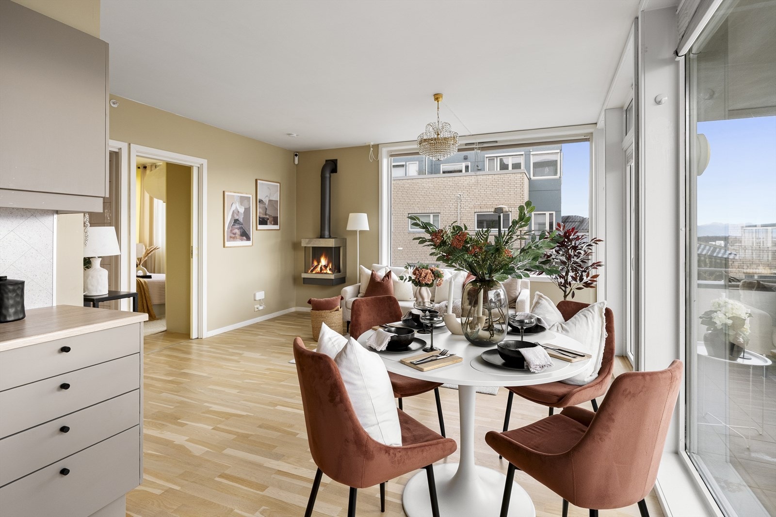 De gode vindusflatene rammer fint inn den fine utsikten mot sjø og fjell. Galleribilde