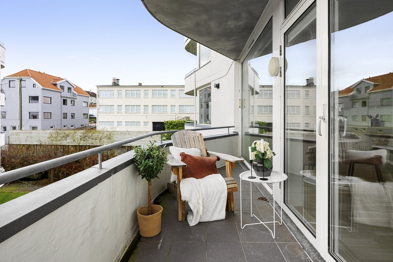 Balkongen byr på gode muligheter for en hyggelig sitteplass og dekorative grønne innslag. Galleribilde
