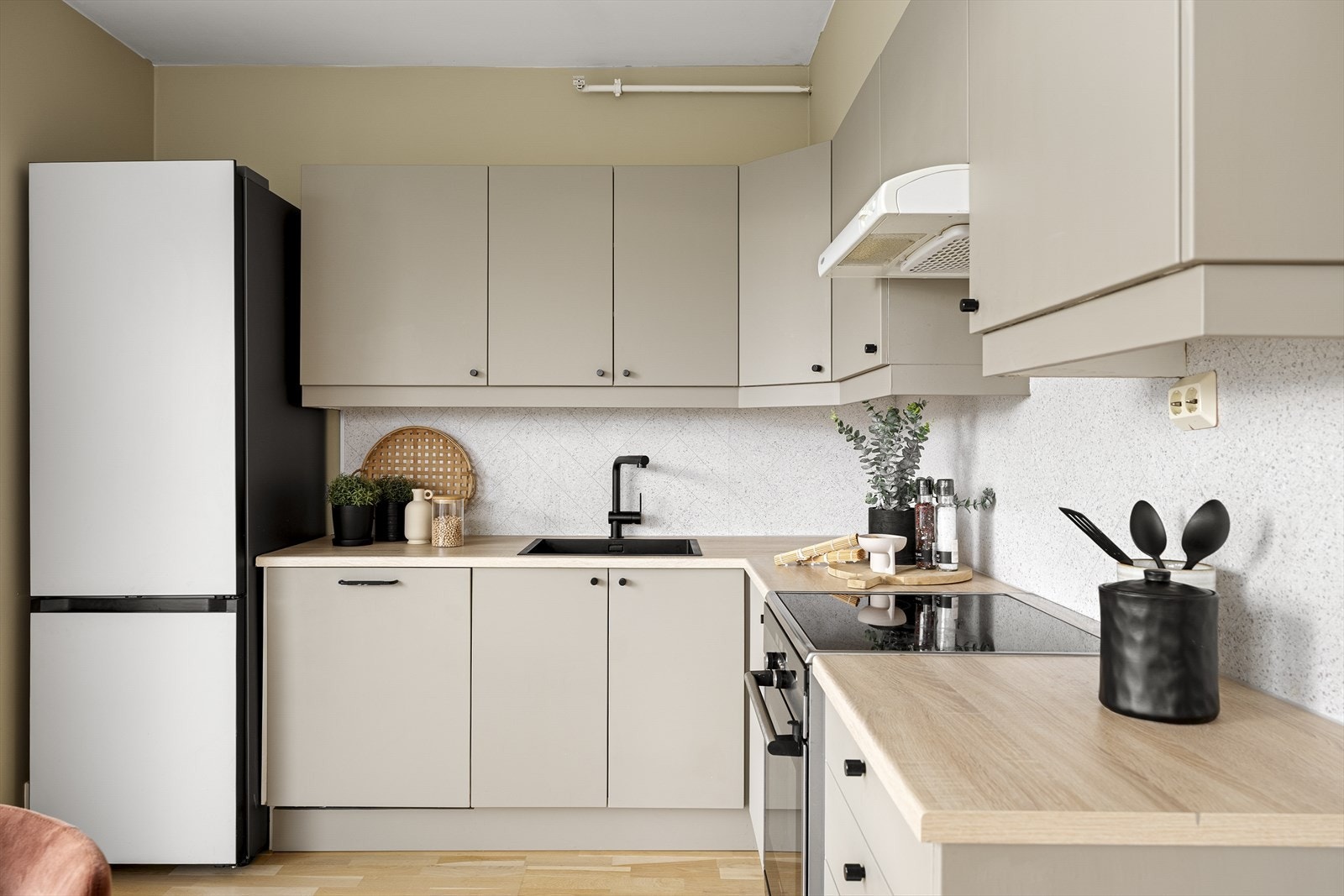 Kjøkkenet er levert av Härjedalskök og fremstår moderne og delikat med innredning malt i en behagelig beigetone kombinert med en lys laminert benkeplate. Galleribilde
