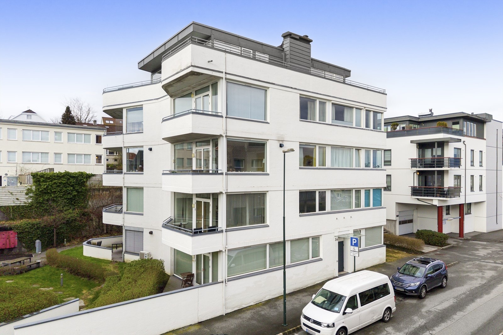 Parkering i lukket anlegg med elbillader. Galleribilde