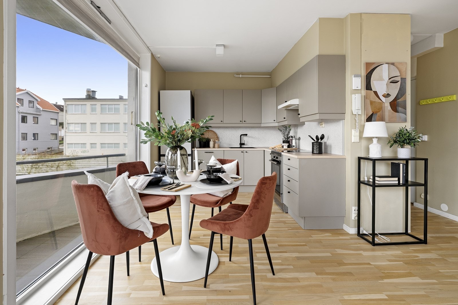 Rommet er smart utformet og gir plass til både sofagruppe og spiseplass. Galleribilde