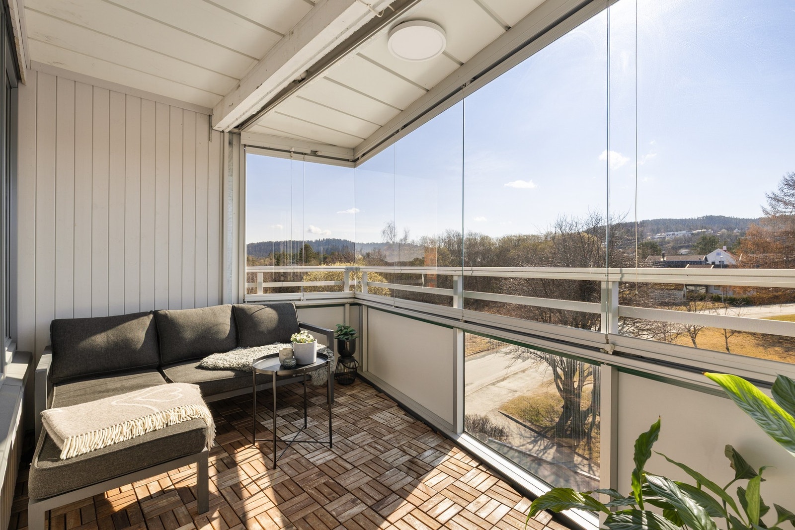 Her sitter du usjenert til og nyter solen fra tidlig formiddag til kveld på sommerstid. Galleribilde