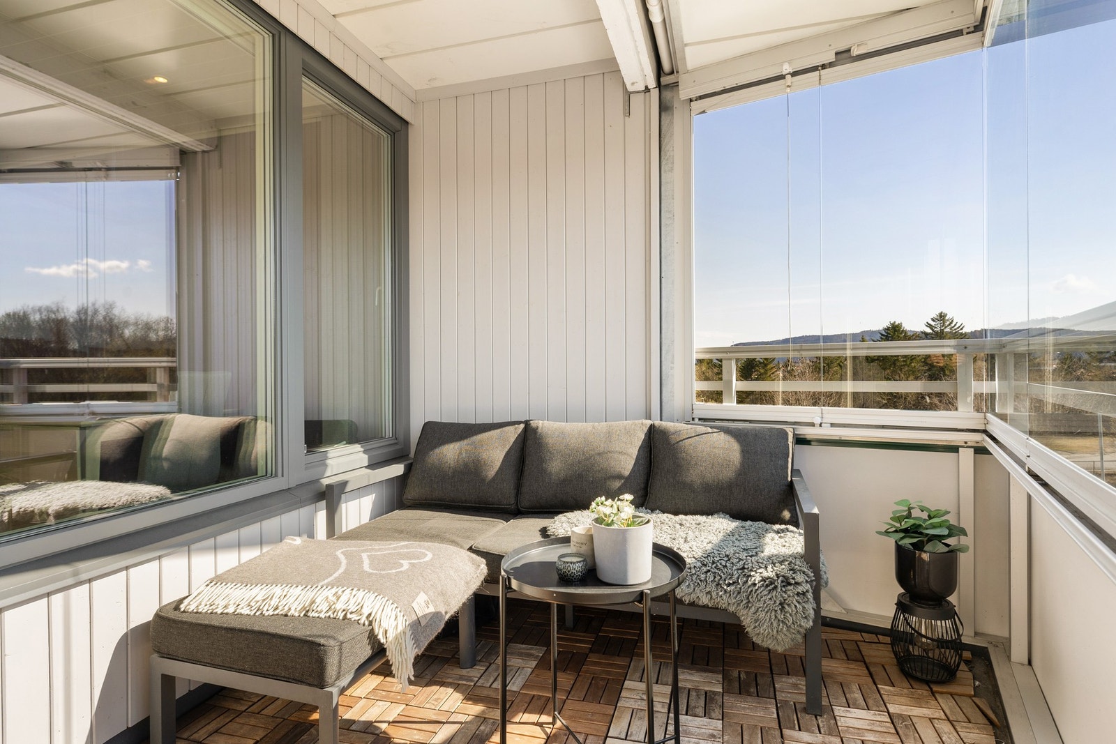 Den innglassede balkongen er på ca. 7 kvm. God plass til utemøblement og grill e.l. Galleribilde