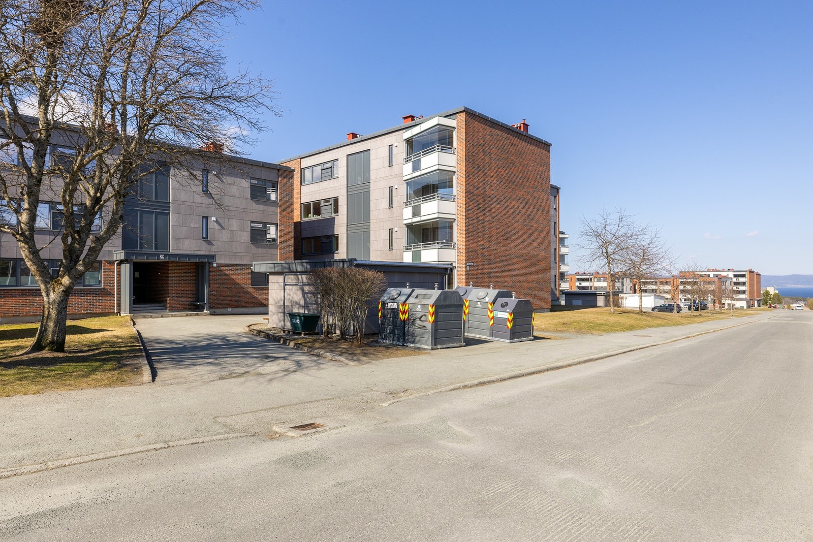 Leiligheten ligger i øverste etasje. Rikelig med parkeringsplasser m/elbilader like ved. Galleribilde