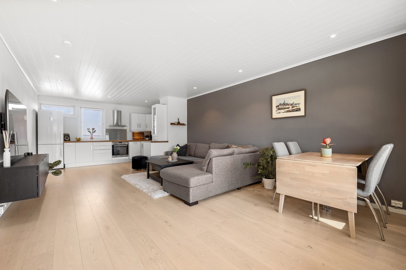 Lekkert 1-stavs gulv og downlights i himling. Galleribilde
