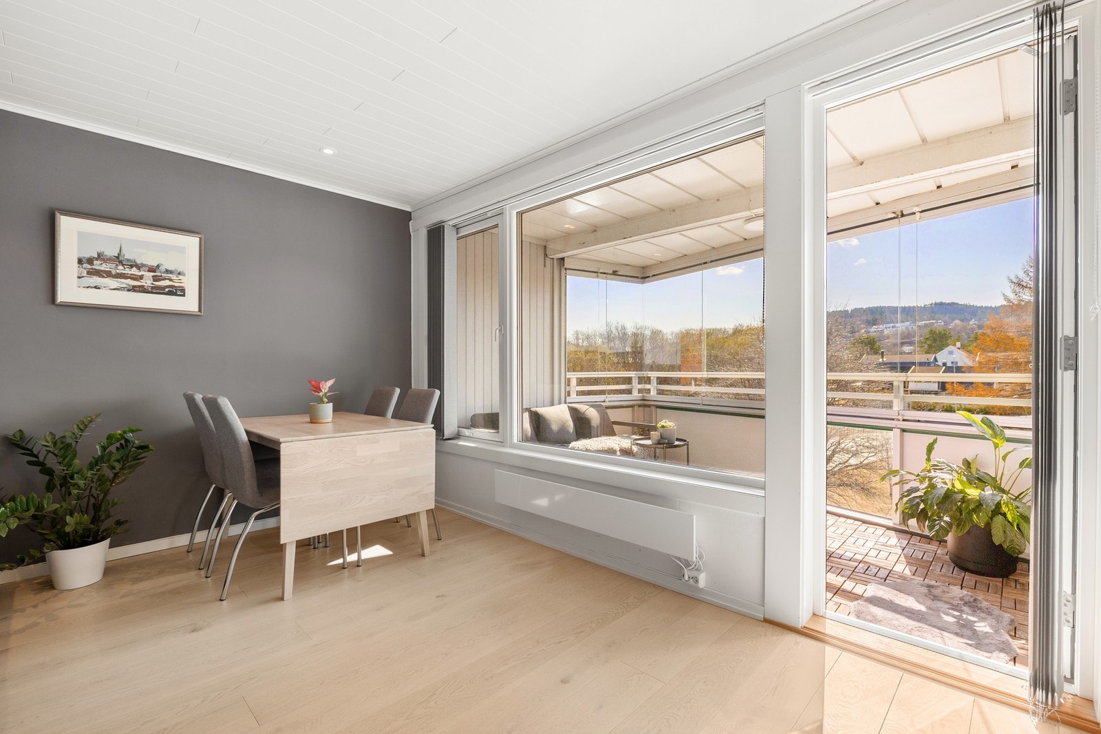 Fra stuen har du direkte utgang til den sørvendte balkongen. Galleribilde