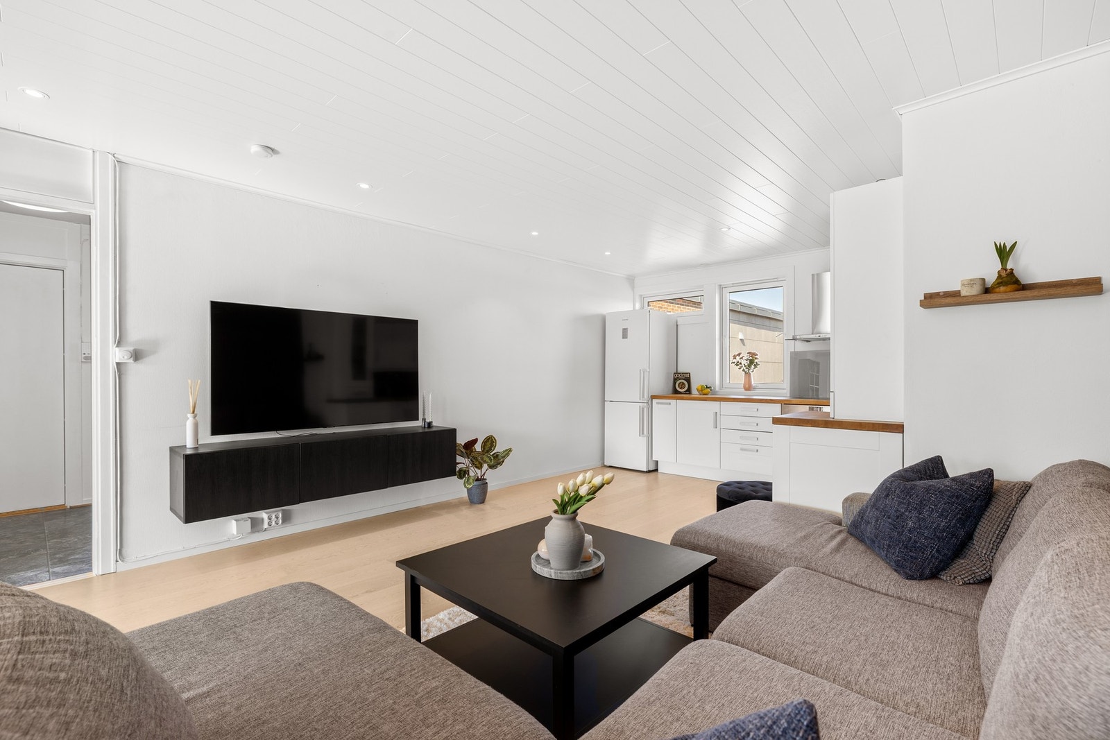 Leiligheten har en praktisk planløsning som gir flere møbleringsmuligheter, og det er god plass til både sofa og spisebord på stue. Galleribilde