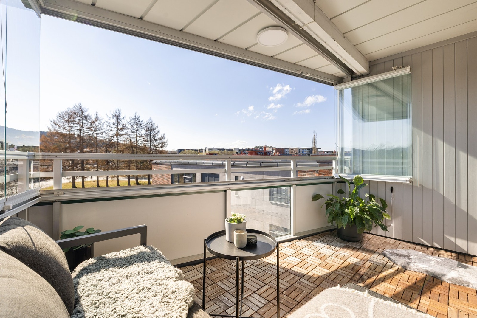 Når solen steker kan balkongen åpnes helt opp ved å skyve glassene til siden. Galleribilde