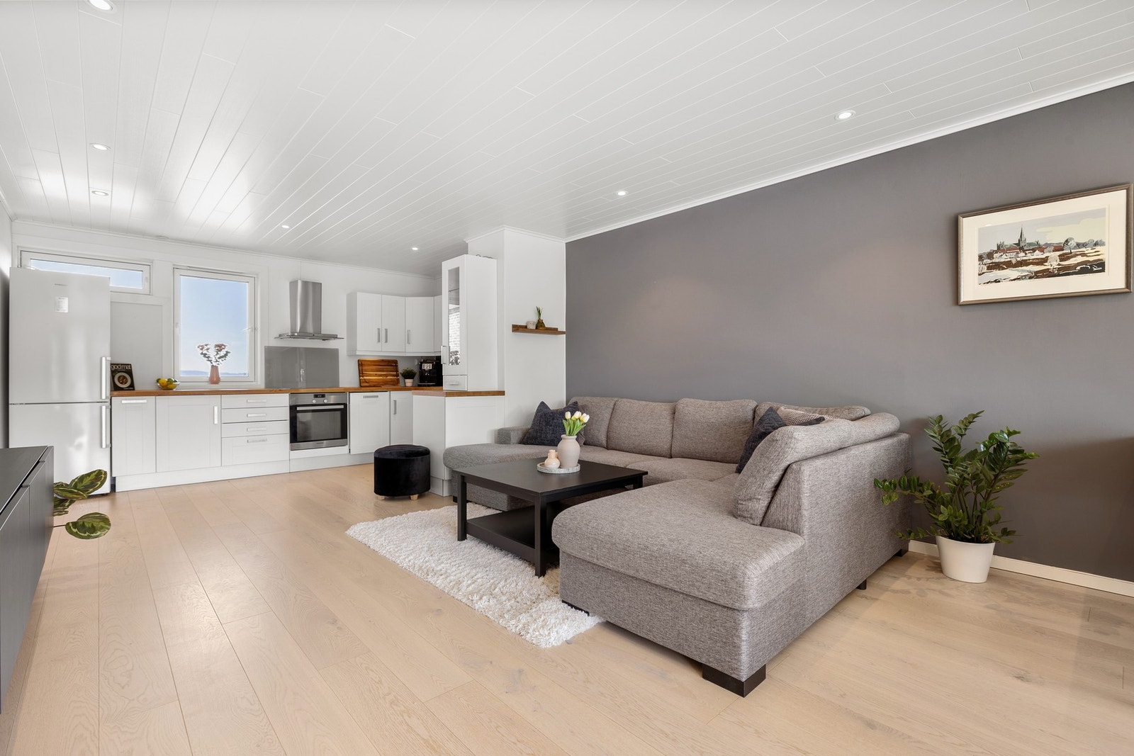EiendomsMegler 1 v/Frank Robert Bae har gleden av å presentere en moderne 2-roms toppleilighet beliggende i populære Brundalen BL. Foto av Julian Nonstad (Nonstad Foto) Galleribilde