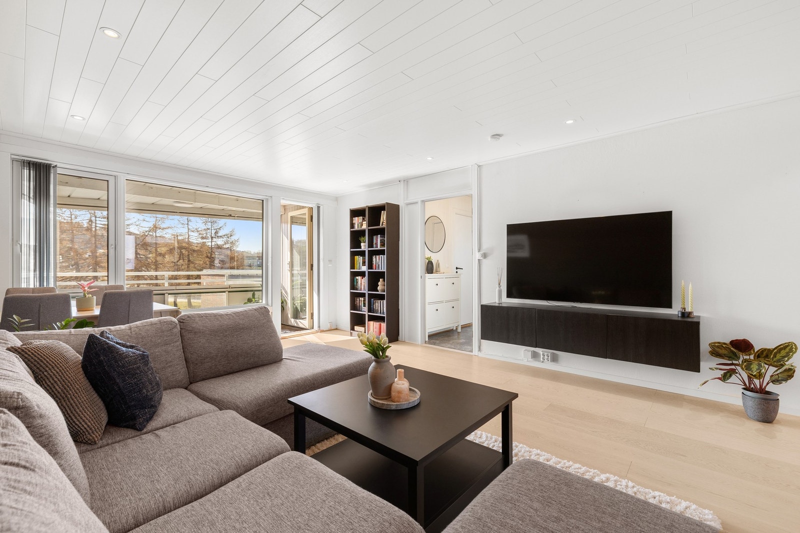 Store vindusflater gir et godt lysinnslipp, og sammen med beliggenhet i øverste etasje bidrar dette til en lett og luftig atmosfære. Galleribilde