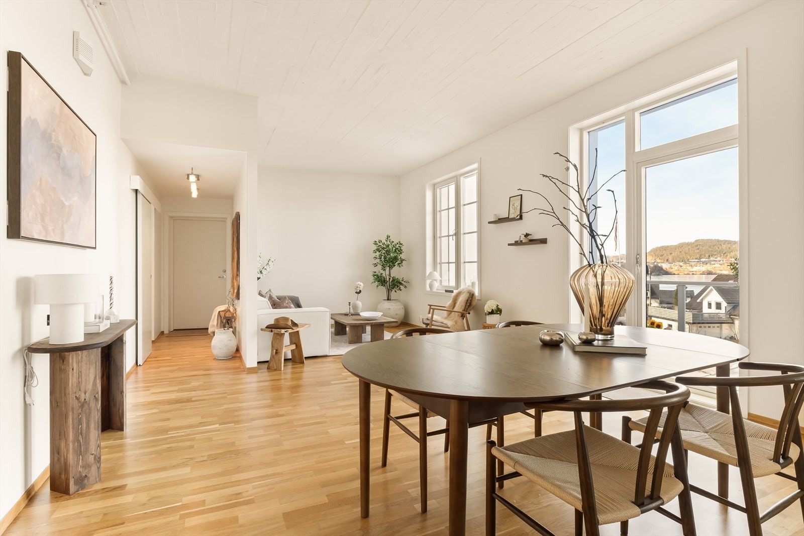 Romslig stue på ca. 32,6 m² med store vindusflater som slipper inn rikelig med naturlig lys. Galleribilde