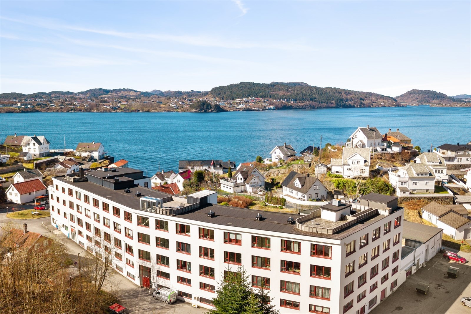 Her bor du i rolige omgivelser uten gjennomgangstrafikk, med kort gangavstand til både skole, barnehage, lekeplasser og idrettsanlegg. Galleribilde