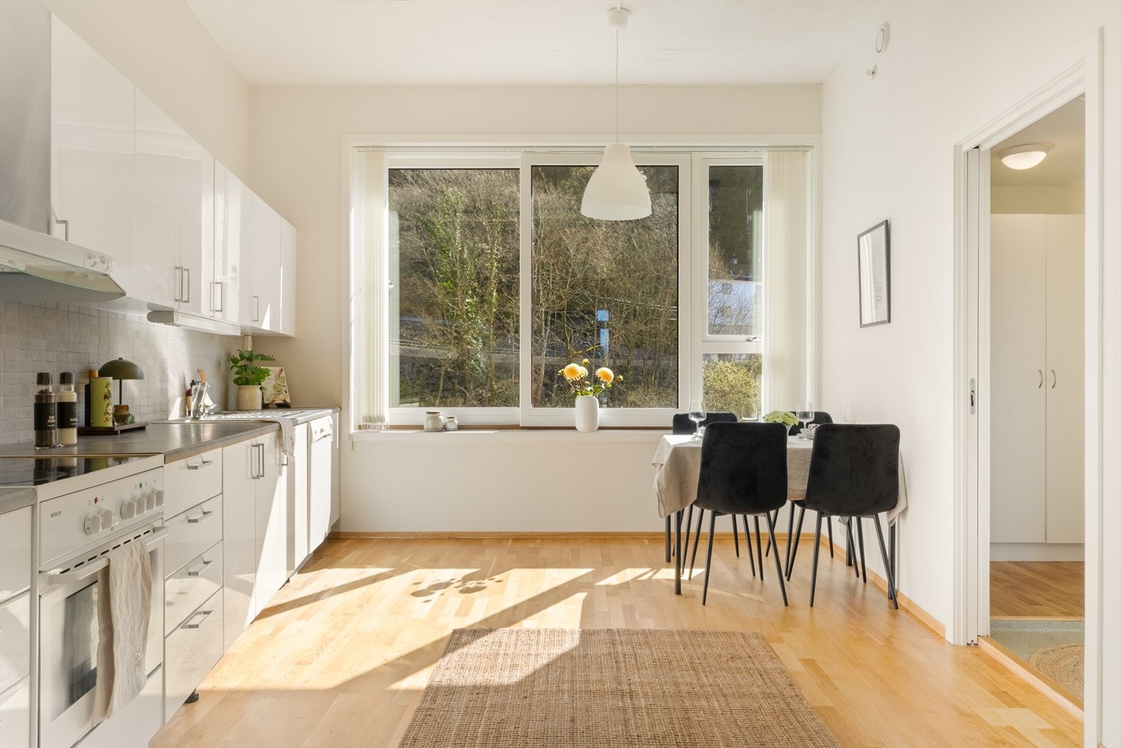 Kjøkkenet har romslig størrelse på ca. 15,2 m² og har en funksjonell og god utforming. Galleribilde