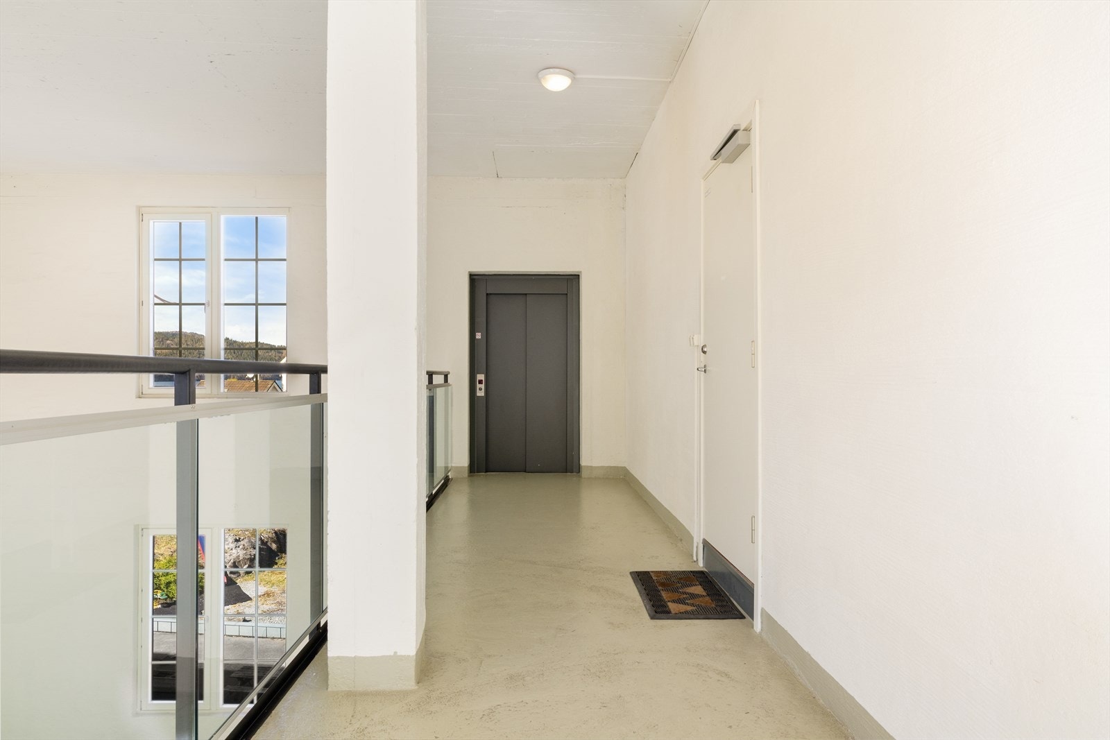 Det er heis i bygget som tar deg opp fra gateplan til leilighetens etasje. Galleribilde