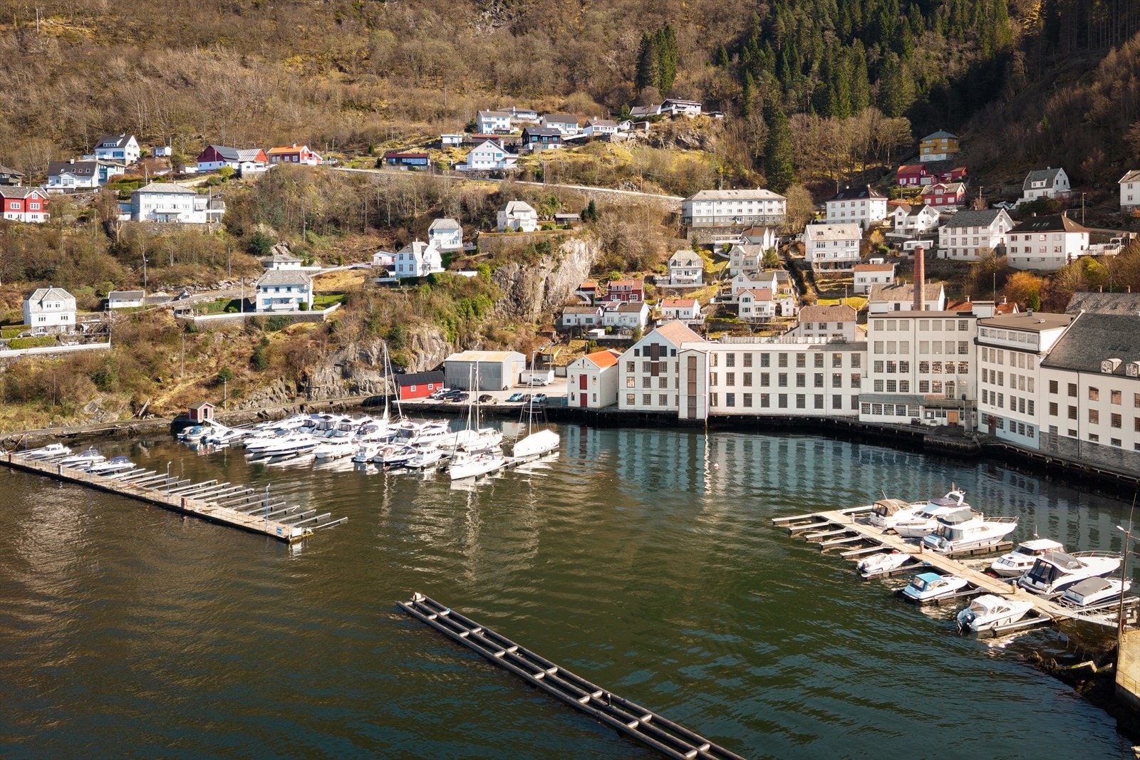 Salhus Båtlag er like bortenfor sameiet. Båtlaget opplyser pr. 15 april at det ikke er venteliste akkurat nå. Havnesjefen i Salhus Båtlag skriver at det i vedtektene til båtlaget står at alle som bor i Salhus skal prioriteres. Galleribilde