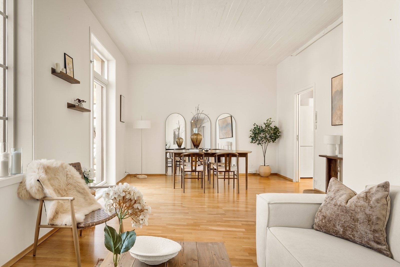 Stuen har gode møbleringsmuligheter med sofa og spisebord som gir en åpen og sosial løsning. Galleribilde