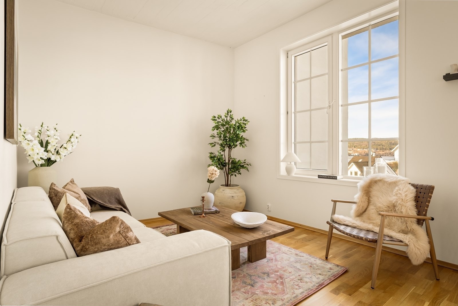 Det er gjennomgående pene overflater med parkett på gulv og lyse vegger. Galleribilde