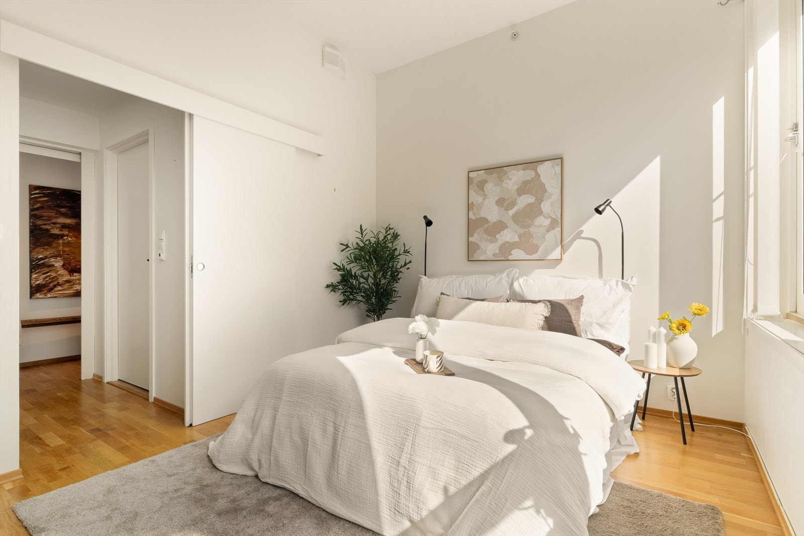 Her er det god plass til å innrede slik man ønsker, og det følger med en praktisk skyvedørsgarderobe. Galleribilde