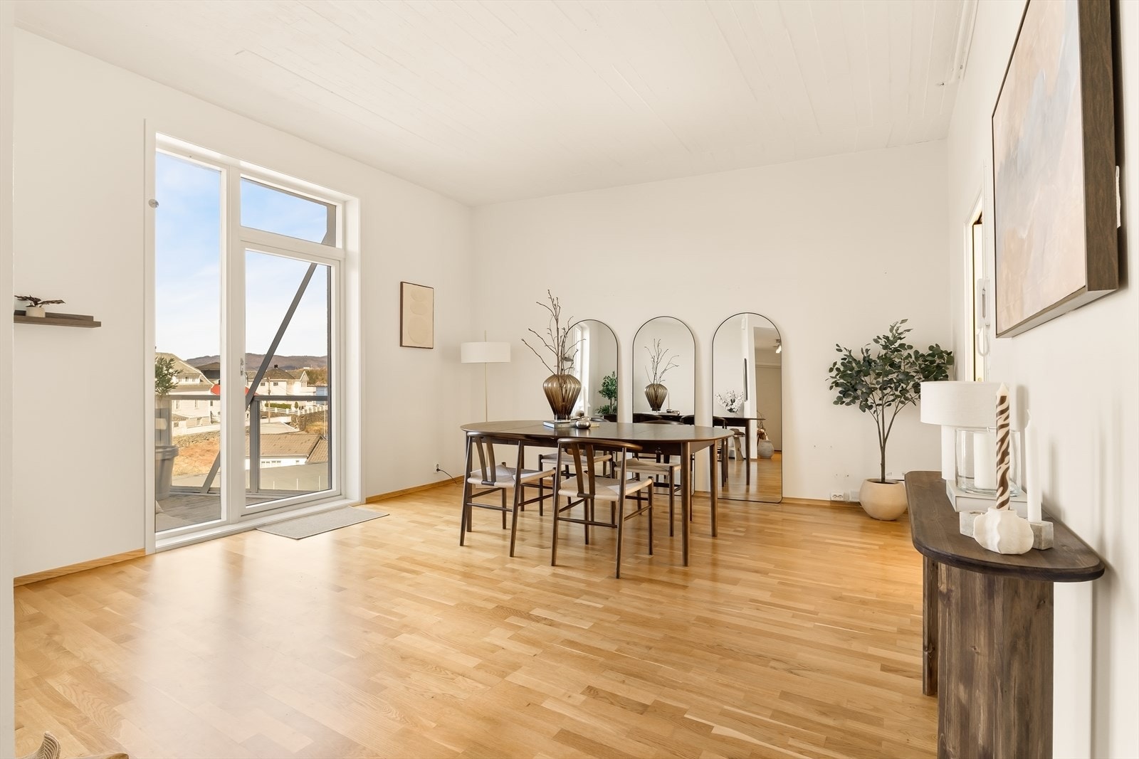 Fra stuen er det utgang til balkongen. Galleribilde