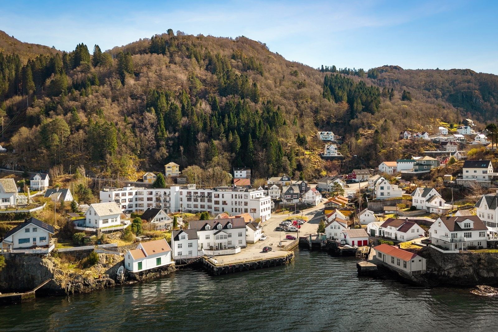 Leiligheten har en idyllisk og attraktiv beliggenhet med sjøen som nærmeste nabo i Salhus. Galleribilde