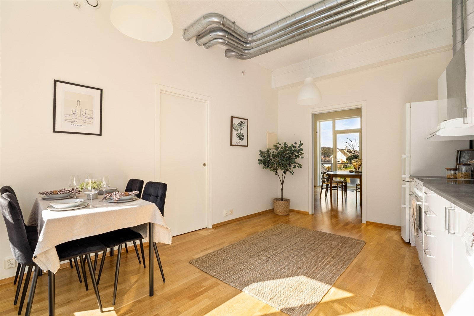 Her er det plass til en spisegruppe. Legg igjen merke til takhøyden! Galleribilde