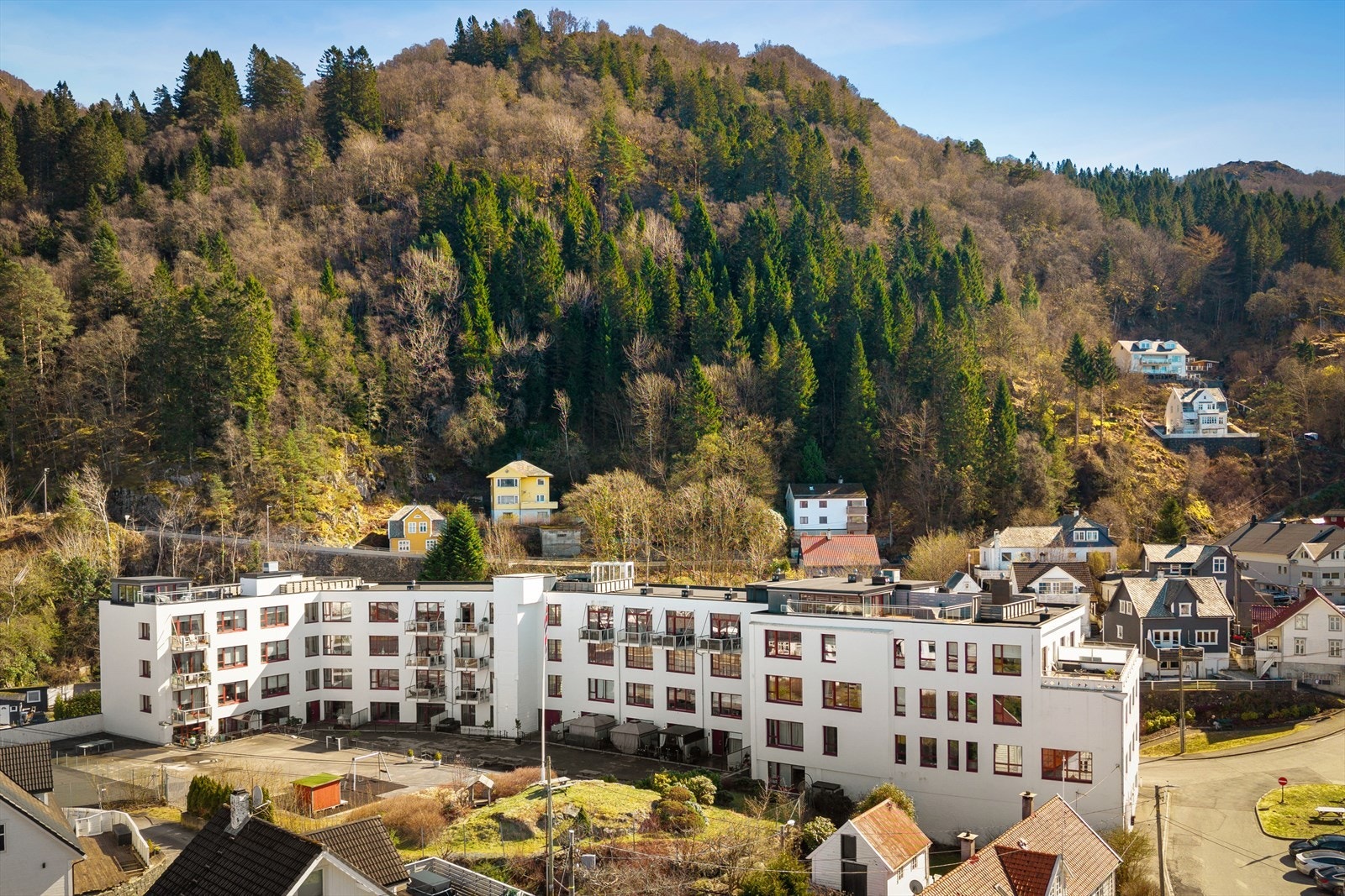 For den turglade er det rikelig med turmuligheter rett utenfor døren, med stier til blant annet Storestemma, Tellevikfjellet, Salhustoppen og Veten. Galleribilde