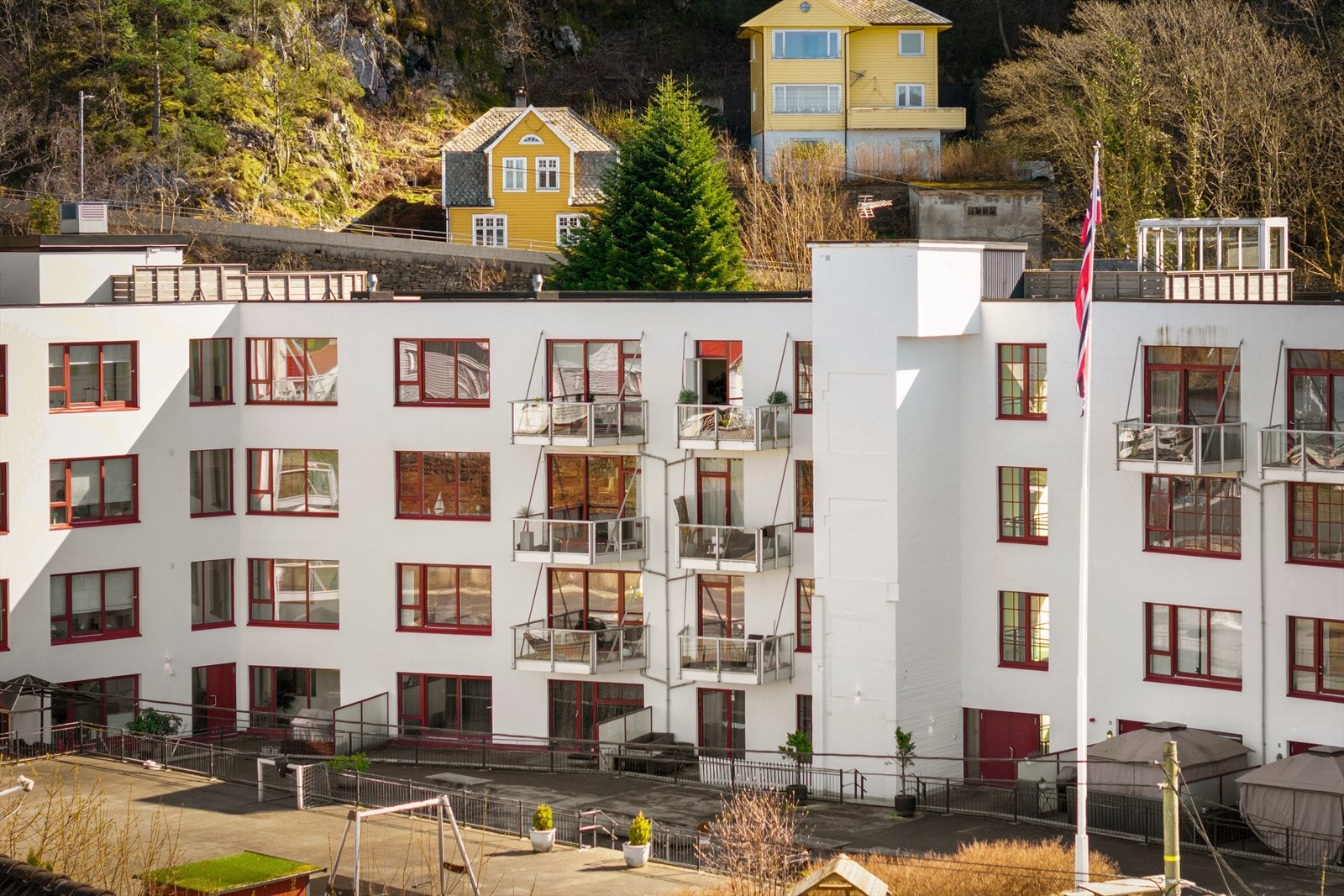 Egen balkong og felles takterrasse. Enkel adkomst til takterrassen via trappehus. Galleribilde
