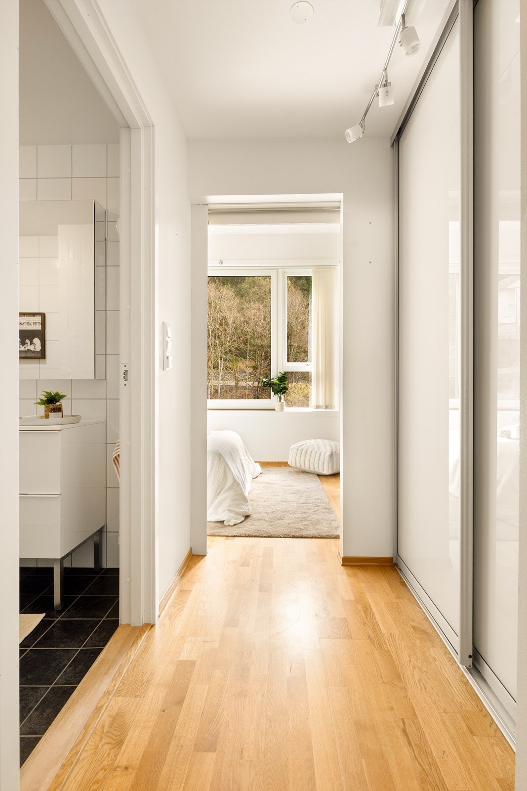 Gang til bad og soverom, med praktisk skyvedørsgarderobe til oppbevaring. Galleribilde