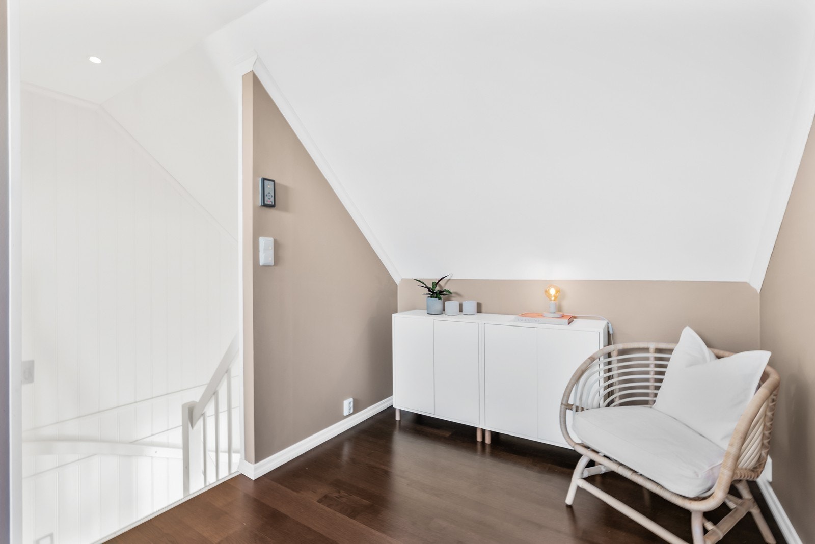 Velkommen opp til 2. etasje! Selger opplyser at denne etasjen ble pusset opp i 2025. Galleribilde
