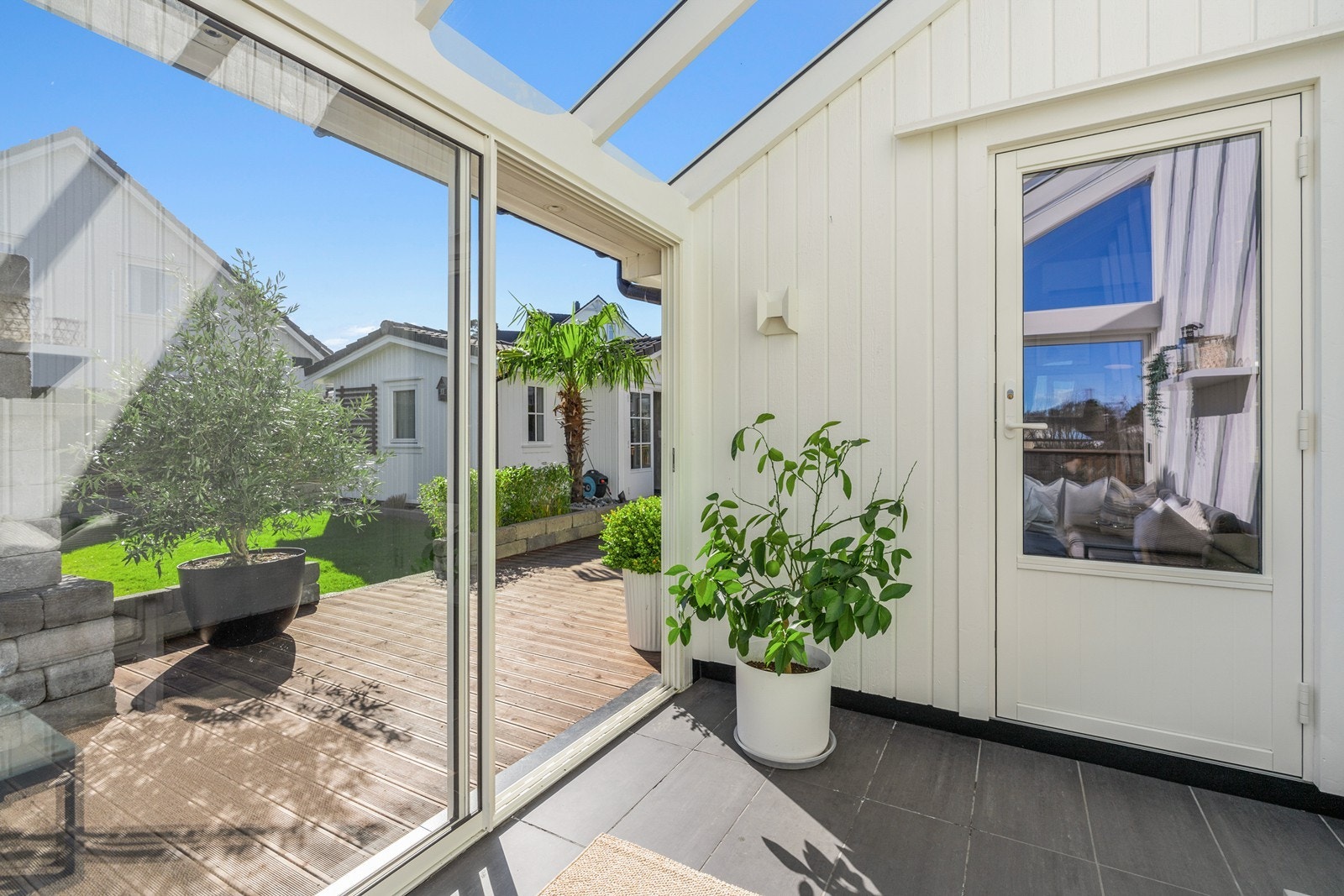 Vinterstuen er målt til ca. 8 m² og her er det videre utgang til terrasse og hageområdet. Galleribilde