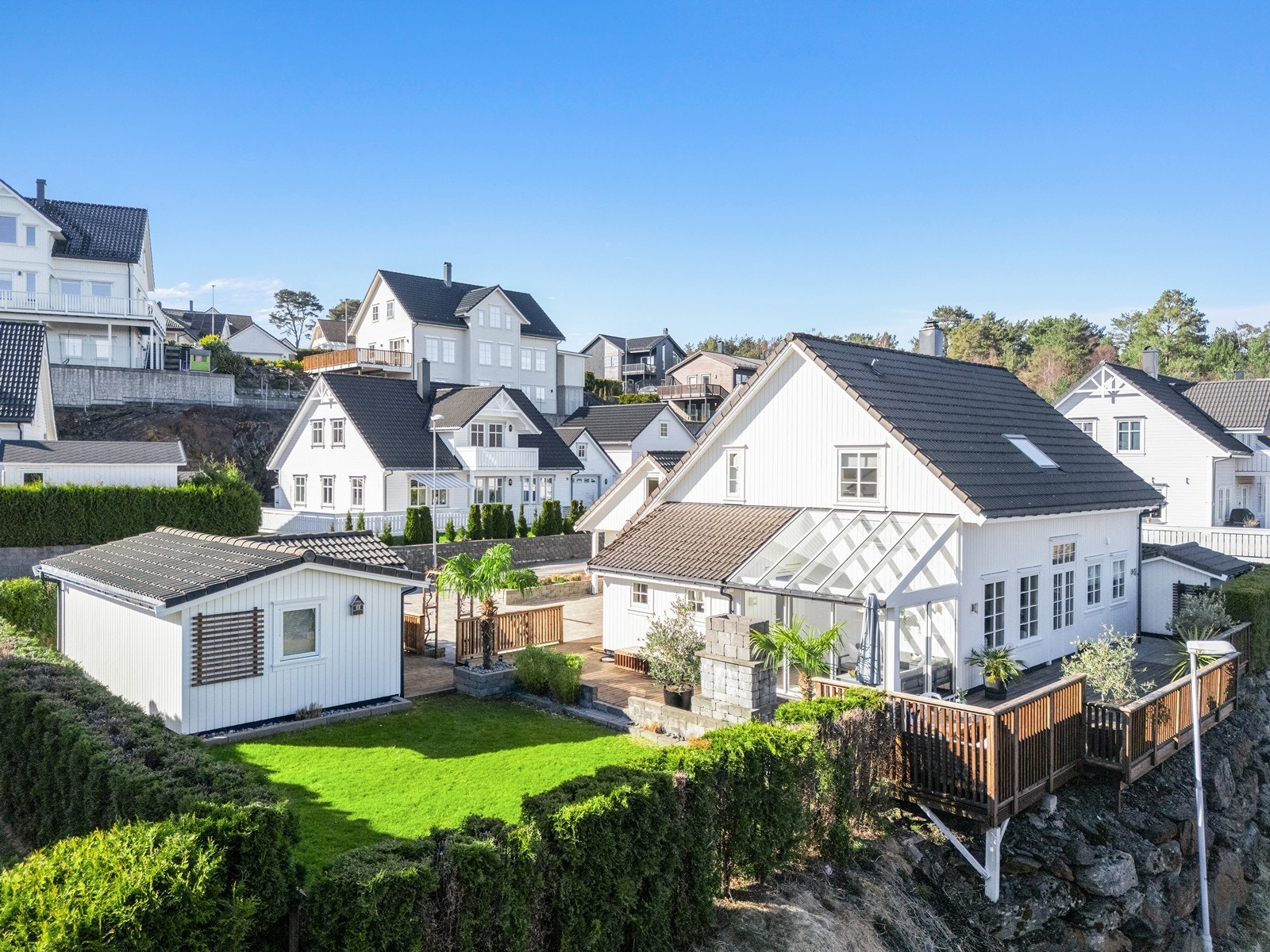Eiendommen har en attraktiv beliggenhet i et etablert og familievennlig boligområde i Kårevikmarkjo. Galleribilde