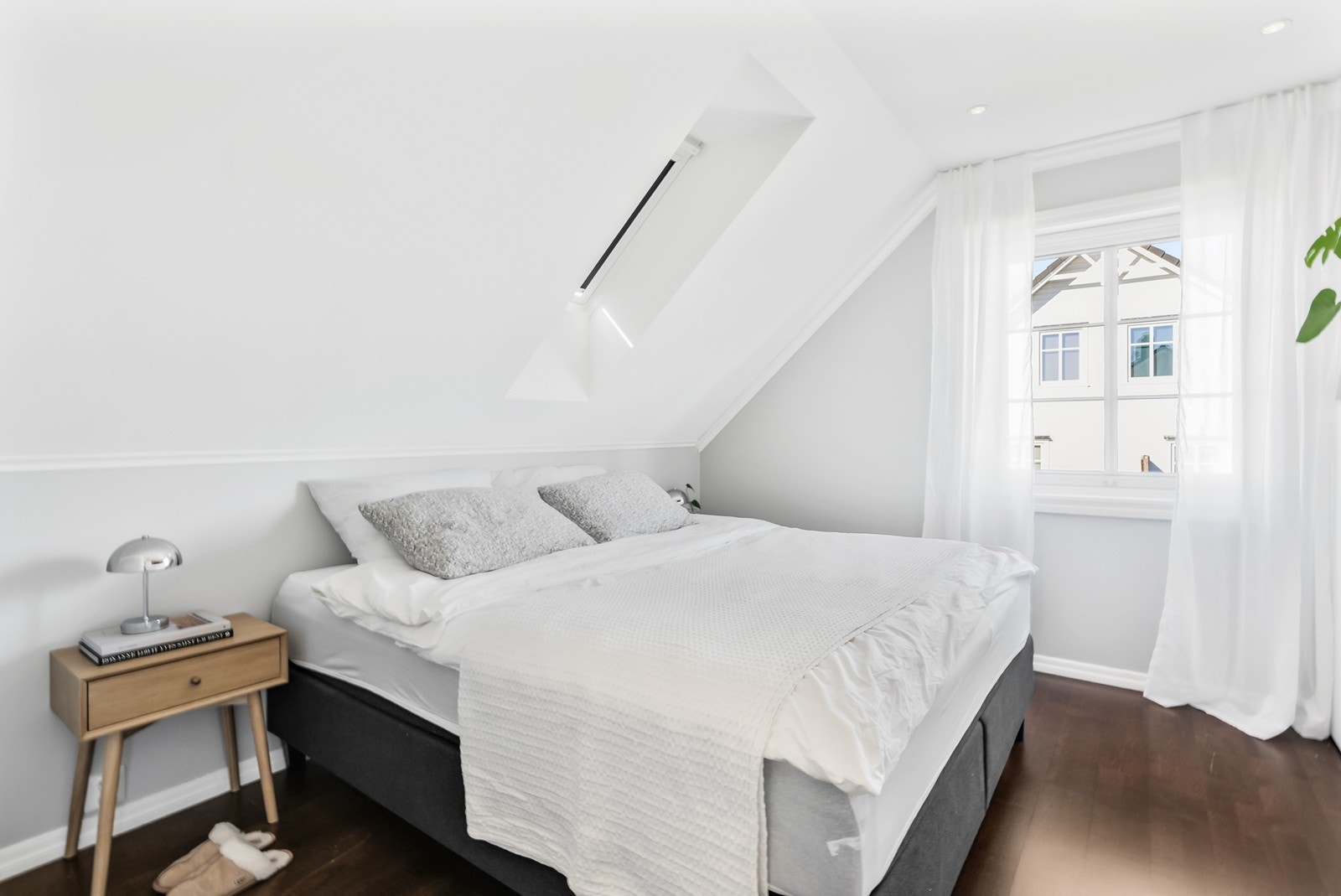 Hovedsoverommet er av god størrelse og har rikelig med plass til dobbeltseng og oppbevaring. Galleribilde