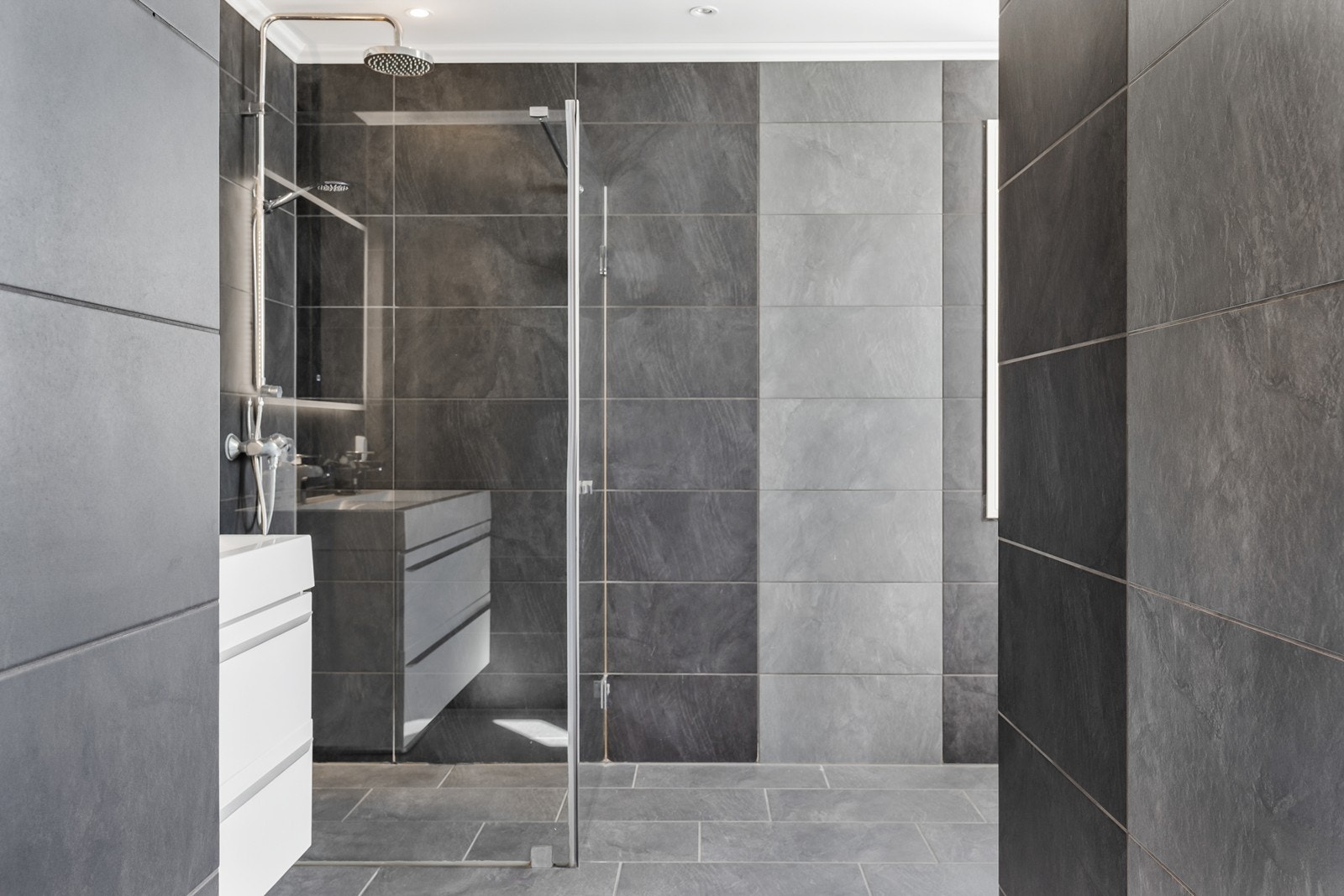 Badet i 2. etasje har et eksklusivt uttrykk og har keramiske fliser på gulv og vegger. Galleribilde