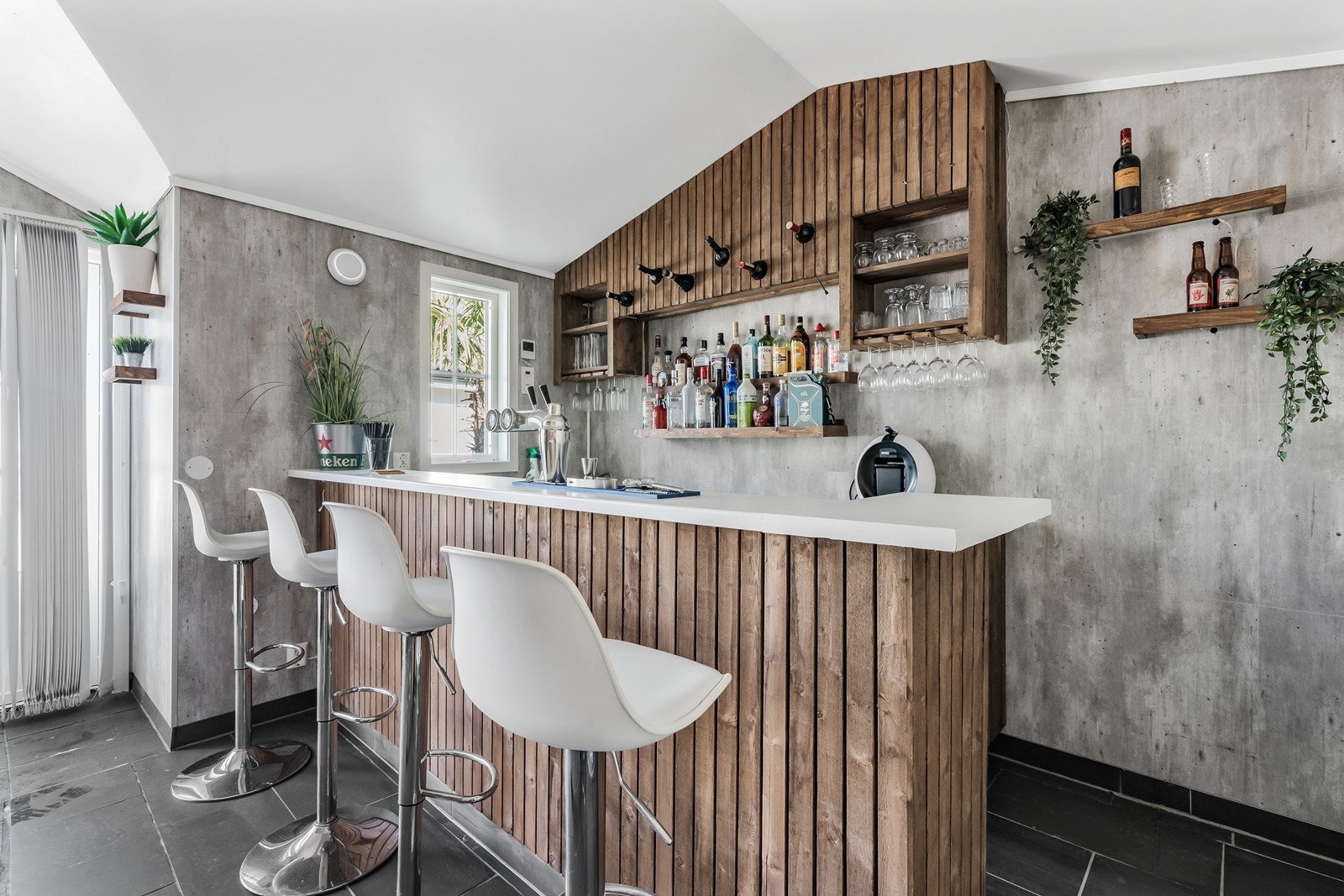 Utestuen er innredet med egen bar! Galleribilde