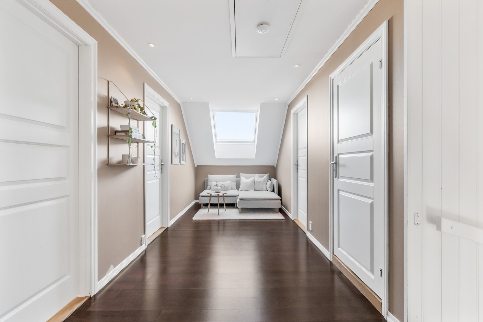 Gangen i 2. etasje er av god størrelse og er innredet som en egen stue. Perfekt med flere rom til storfamilien. Det er også et loft til lagring med gulv på ca. halve loftet. Galleribilde