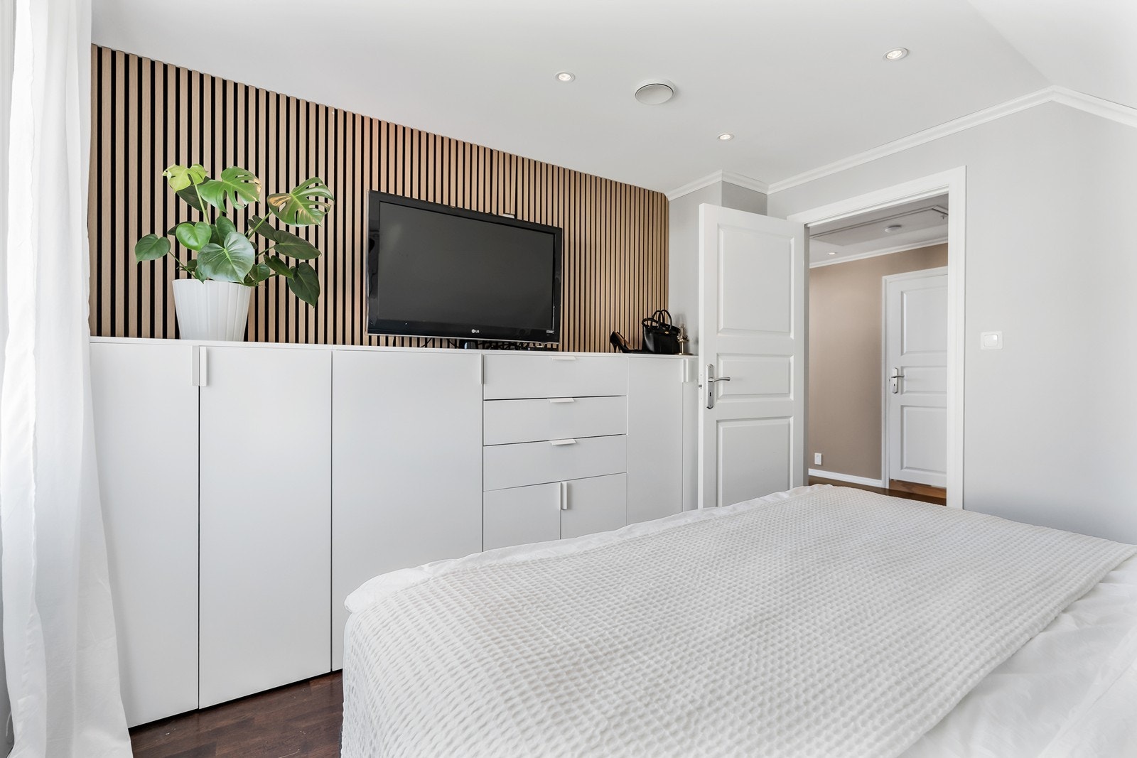 Spilevegg og downlighets i tak gir et godt og moderne inntrykk av soverommet. Galleribilde