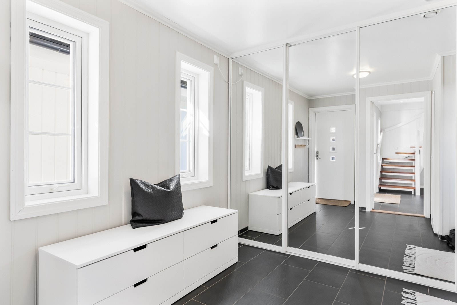 Vaskerommet er laget til som en egen garderobe, slik at man får utnyttet oppbevaringsplassen og "hverdagsrot" kan fort skjules ved å lukke døren til vaskerommet. Galleribilde