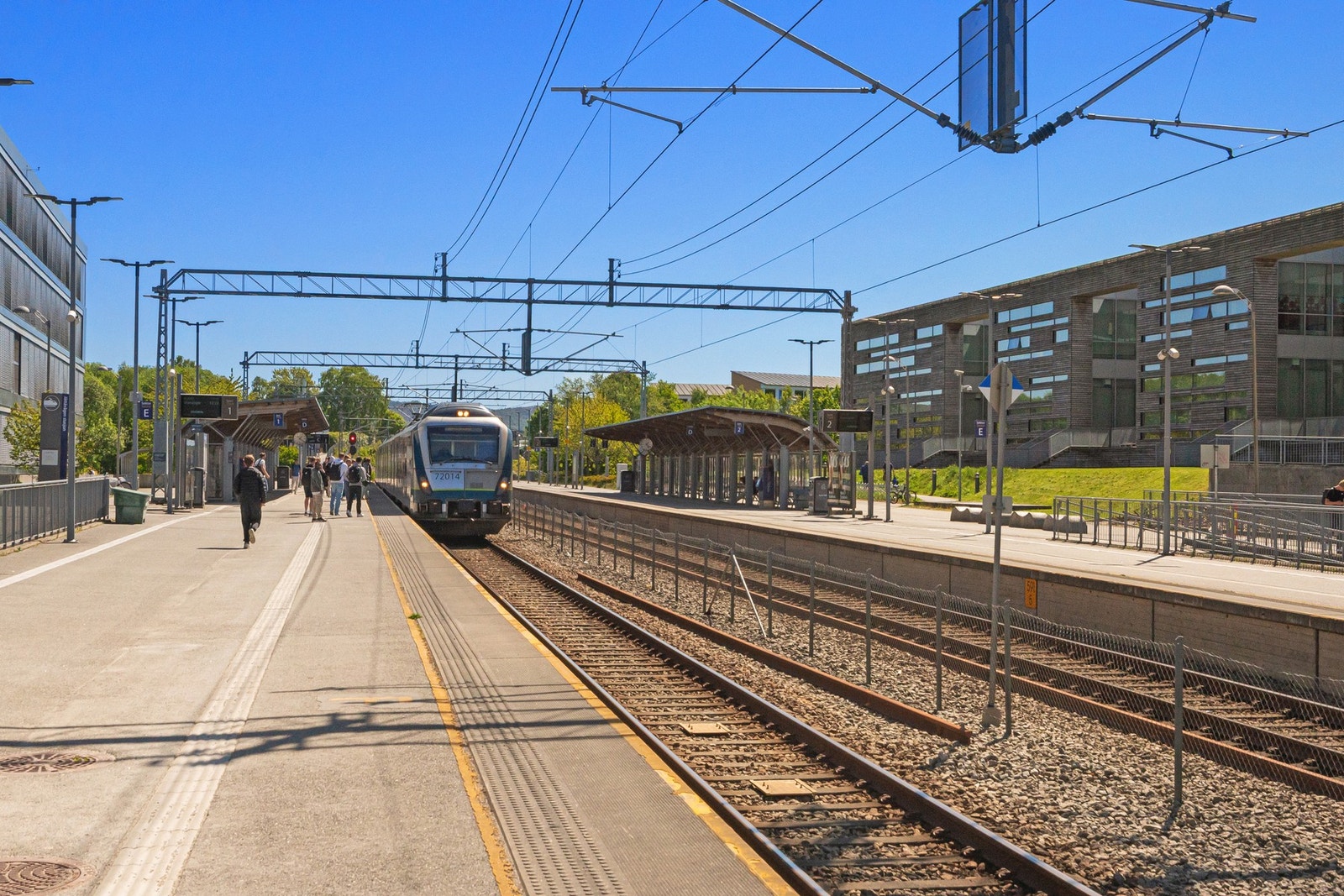 Det er kort gangavstand til togstasjon og den nye busstraseen. Galleribilde