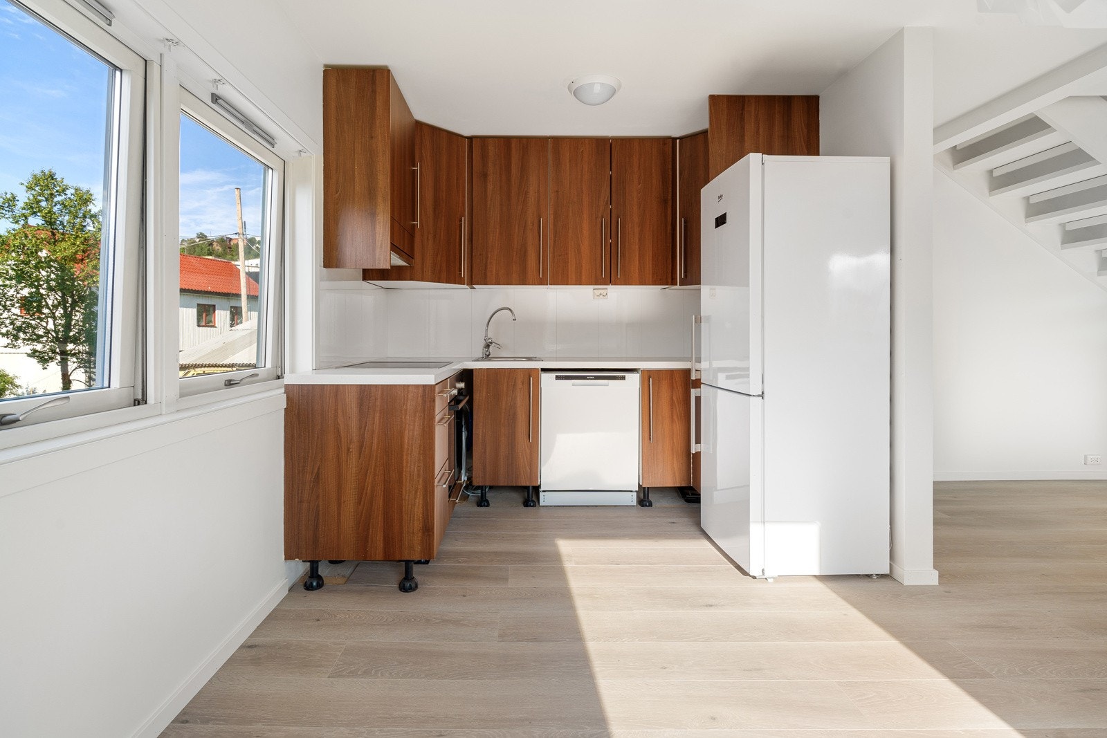 Romslig bolig med åpen stue/kjøkkenløsning og 2. etasjer.