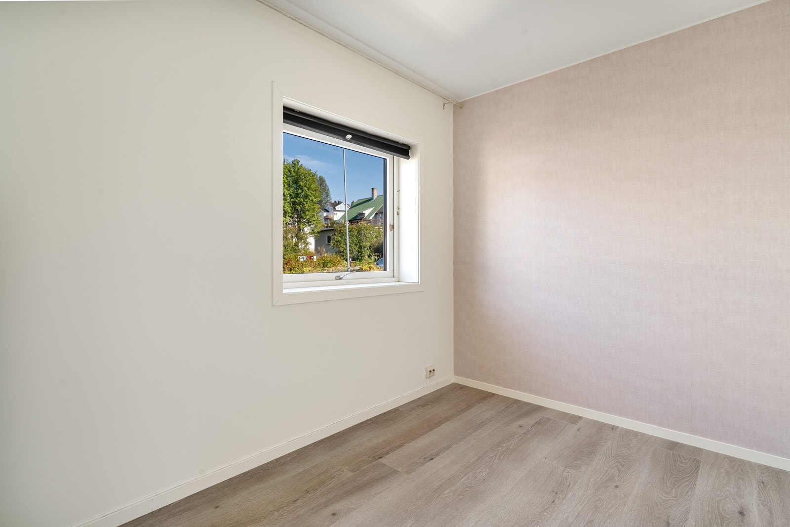 Boligen er innredet med totalt 3 soverom.