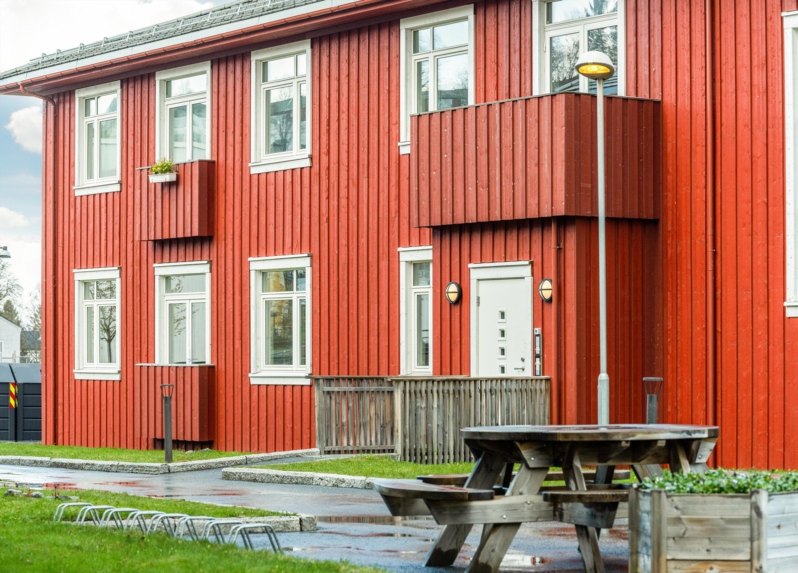 Meget pent uteområde i sameiet. Låsesystem for sykler. Galleribilde