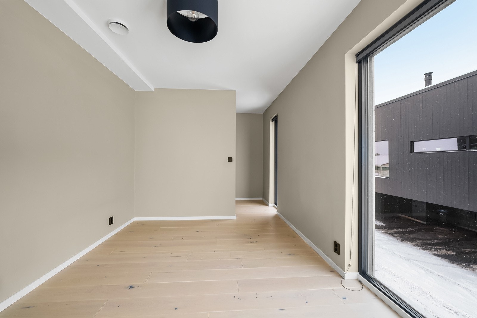Videre har rommet en direkte tilgang til egen walk-in garderobe. Flere vinduer i boligen er utstyrt med plisségardiner. Galleribilde