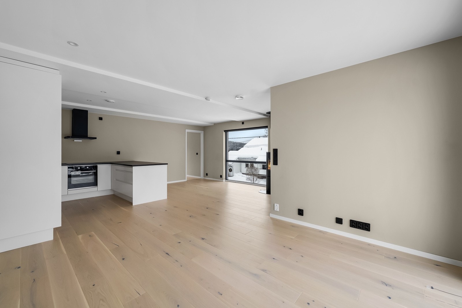 Her er det god plass til sofaløsning med tilhørende møblement. Rommet er naturlig delt inn i forskjellige brukssoner, slik at man har en sone for spisebord og en sone for en sofakrok. Galleribilde