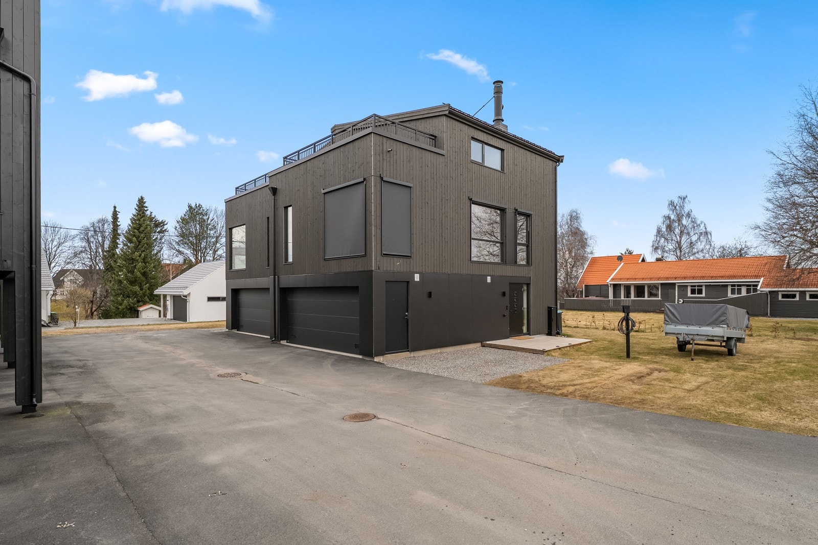 Fra eiendommen er det gangavstand på ca. 14 min til Gjerdrum barneskole og ca. 2 min på sykkelen Gjerdrum ungdomsskole. Galleribilde