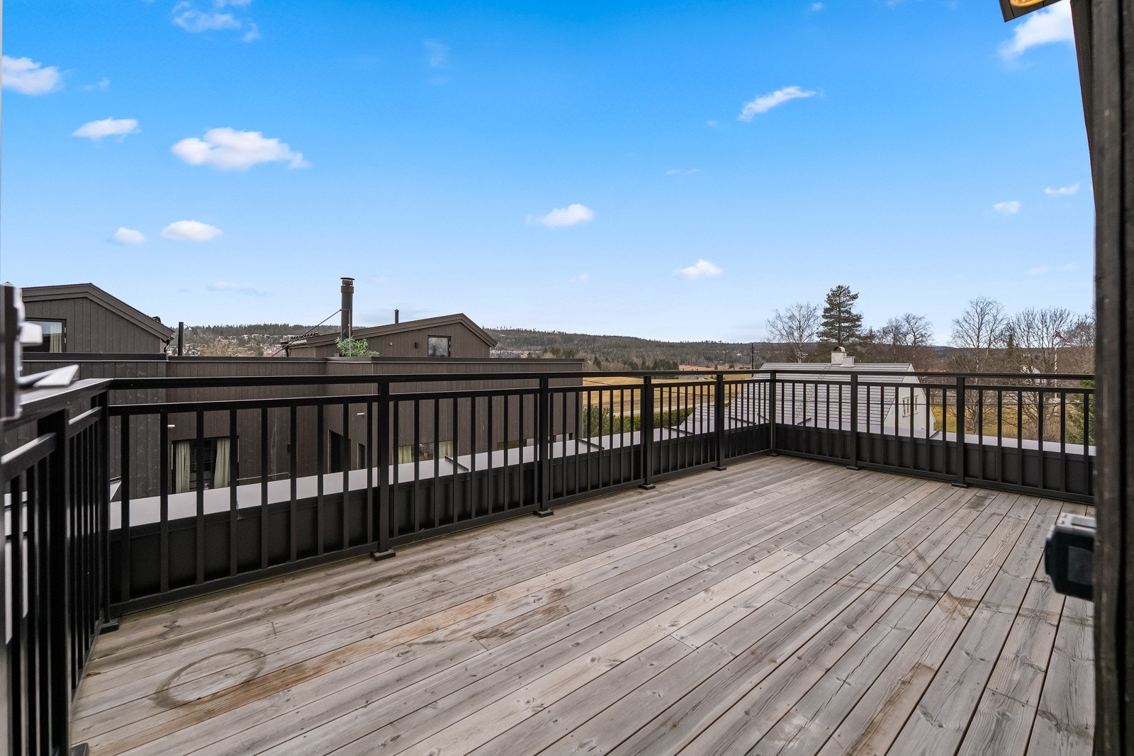 Fra loftsstuen er det adkomst til en herlig, sørvestvendt takterrasse. Galleribilde