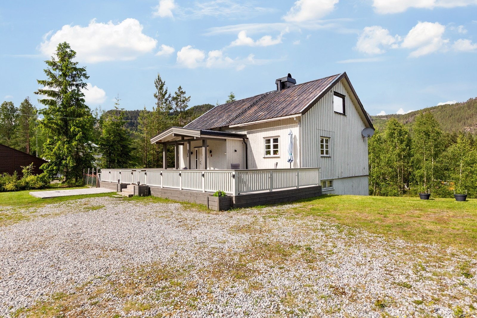 Sørumsvegen 77 er en bolig med mange muligheter, store utearealer og romslige planløsninger - perfekt for deg som ønsker å sette ditt eget preg på ditt nye hjem. Galleribilde